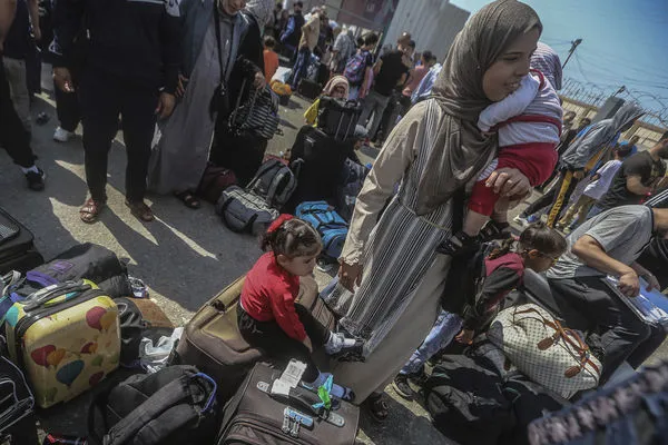 ▲▼數萬人擠往加薩、埃及邊境的拉法（Rafah）過境點。（圖／達志影像／美聯社）