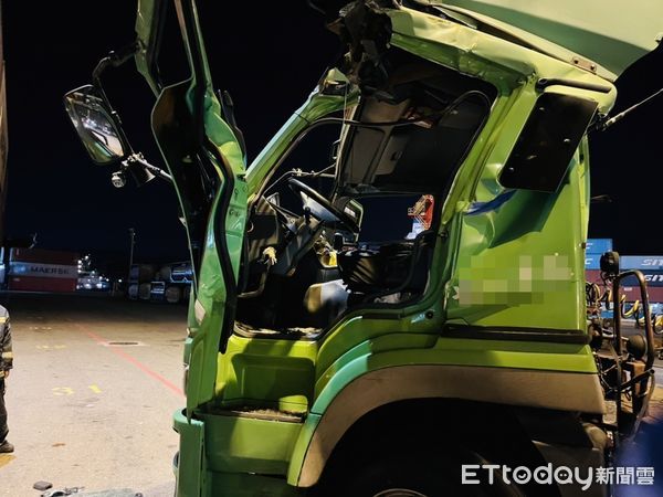 ▲▼        基隆西碼頭事故，曳引車猛撞天車，駕駛一度受困     。（圖／記者郭世賢翻攝）