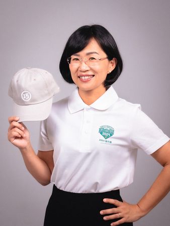 ▲▼民進黨立委蘇巧慧今（17）日公布競選募款小物，邀請到台灣首位女性棒球主審劉柏君，以及出身鶯歌的亞運拳擊金牌得主林郁婷一同拍攝宣傳照。（圖／蘇巧慧辦公室提供）