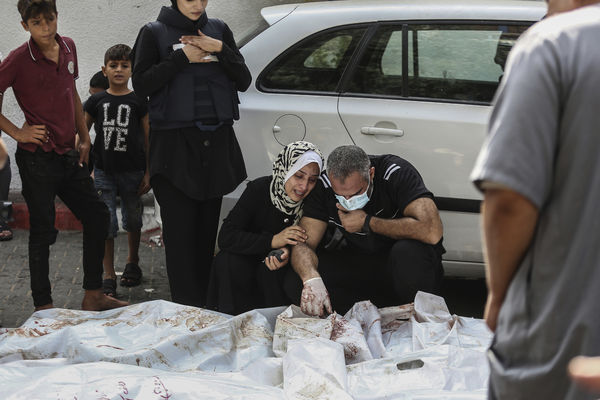 ▲▼巴勒斯坦人在加薩市（Gaza City）哭泣哀悼喪生親友。以巴衝突，巴勒斯坦，以色列，加薩走廊。（圖／達志影像／美聯社）。