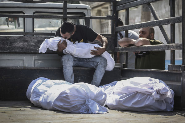 ▲▼巴勒斯坦人在加薩市（Gaza City）哭泣哀悼喪生親友。以巴衝突，巴勒斯坦，以色列，加薩走廊。（圖／達志影像／美聯社）。