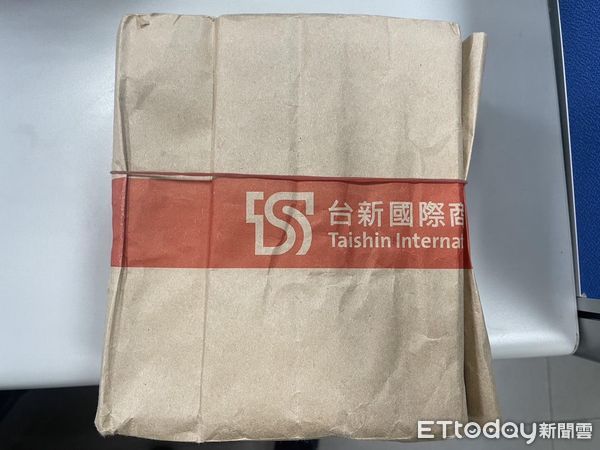 ▲台南市東區一名婦人遇到詐騙集團以投資為由，陸續被騙750萬元，歹徒要求被害人再交付146萬元，一分局警方埋伏逮捕前來取款的18歲王姓女車手。（圖／記者林東良翻攝，下同）