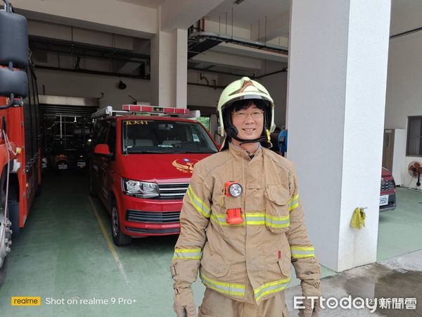 ▲台南市歸仁區中正北路住宅發生火警，幸賴南消第五大隊王誠乾消防員下班路過火警民宅，手持滅火器衝入火場快速壓制火勢，讓災害不再擴大。（圖／記者林東良翻攝，下同）