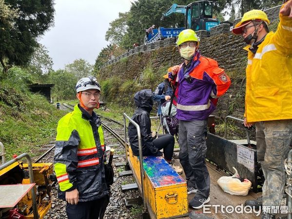 ▲▼             一名齊姓女登山客15日與友人前往阿里山眠月線登山時，因腰椎盤突出舊疾發作無法行走。（圖／記者翁伊森翻攝）