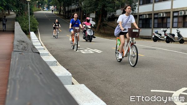 ▲▼四方罷工！東海大學接駁車沒了...學生「被迫健身」校方急call遊覽車。（圖／記者許權毅攝）