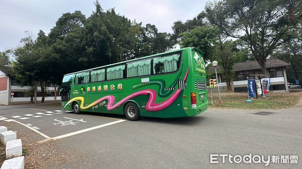 ▲▼四方罷工！東海大學接駁車沒了...學生「被迫健身」校方急call遊覽車。（圖／記者許權毅攝）