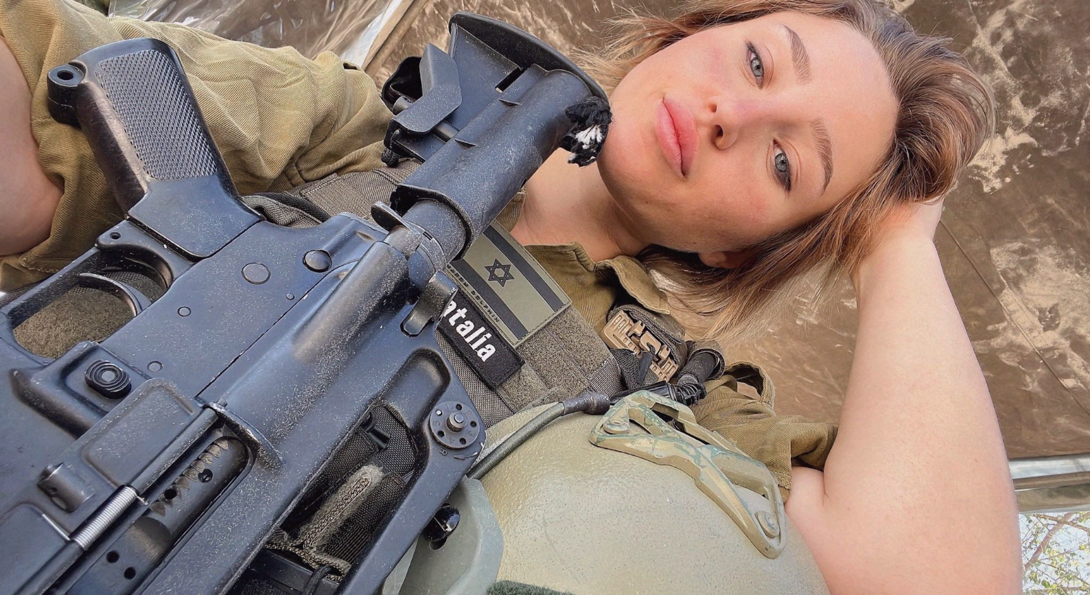 ▲▼以色列AV女優娜塔莉（Natalia Faveev）加入以色列國防軍（IDF）對抗哈瑪斯。（圖／翻攝Instagram@ gunwaifunatalia、X@nataliafadeev）