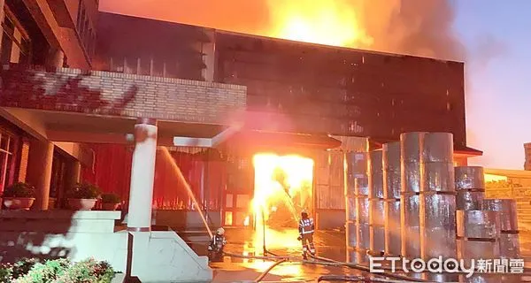 ▲桃園市觀音區榮工北路錦美紙業工廠昨天下午發生大火，消防人員全力灌救。（圖／記者沈繼昌翻攝）