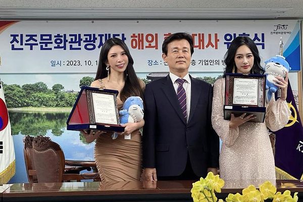 ▲王思佳(右)與LALA在韓國電視劇大賞走星光艷光四射。（圖／源鑛娛樂提供）