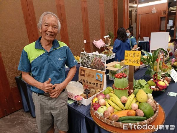 ▲▼嘉義市社大「自然農法分享班」優良農產品競賽搞怪創意登場  。（圖／記者翁伊森翻攝）