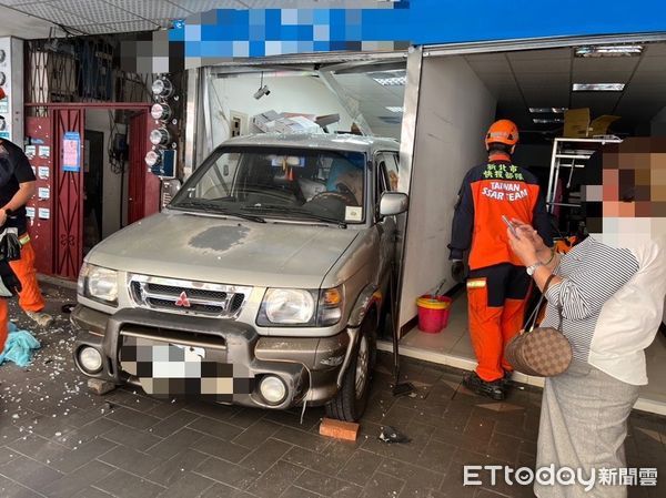 ▲呂男倒車時，休旅車突然暴衝，直接撞入對面店家。（圖／記者陸運陞翻攝）