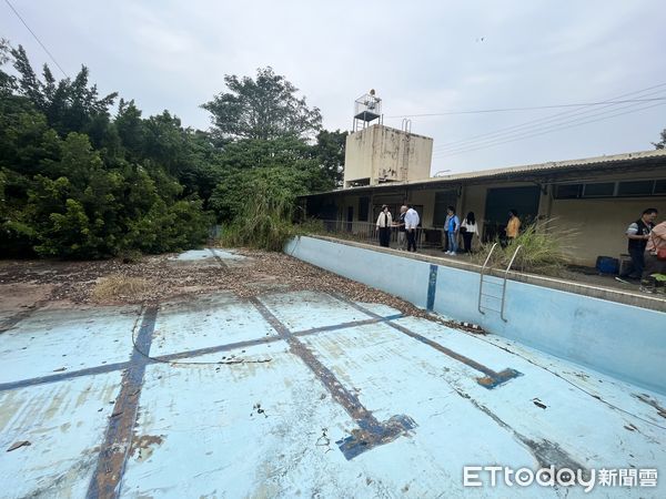 ▲二崙鄉立游泳池鄰近長青食堂與學校，所以除了拆除原有游泳池、整地置土，也一併進行人行步道延伸、新建造圍牆以作區隔、樹木砍除及雜草叢清理等環境改善。（圖／記者蔡佩旻翻攝）