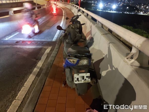 ▲劉男騎車行經秀朗橋，閃避不及輾壓地上手提包厚重摔倒地。（圖／記者陸運陞翻攝）