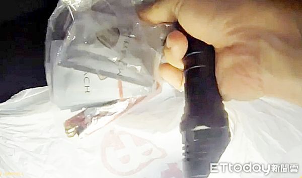 ▲桃園市張姓男子應徵司機後，昨天深夜幫載K他命與電子菸彈等違禁物品，因後車燈未料被保大員警攔查，當場查出摻有卡西酮類罐裝電子菸油等違禁品。（圖／記者沈繼昌翻攝）