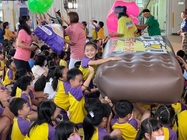 ▲▼紙風車「青少年反毒戲劇工程」擴大到國小校園，用一堂課的時間阻止悲劇，近在吳靜吉博士捐款下，前往宜蘭壯圍的古亭國小演出。（圖／紙風車劇團提供）