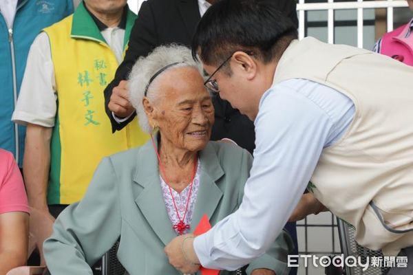 ▲台南市長黃偉哲前往拜訪佳里區102歲林楊鬱及安南區100歲陳楊菜燕等2位百歲人瑞，除致贈重陽禮金1萬元及賀禮外，也致贈總統府的敬老狀及金鎖片等賀禮。（圖／記者林東良翻攝，下同）