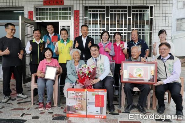 ▲台南市長黃偉哲前往拜訪佳里區102歲林楊鬱及安南區100歲陳楊菜燕等2位百歲人瑞，除致贈重陽禮金1萬元及賀禮外，也致贈總統府的敬老狀及金鎖片等賀禮。（圖／記者林東良翻攝，下同）