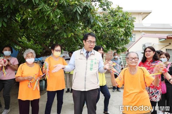 ▲台南市長黃偉哲前往拜訪佳里區102歲林楊鬱及安南區100歲陳楊菜燕等2位百歲人瑞，除致贈重陽禮金1萬元及賀禮外，也致贈總統府的敬老狀及金鎖片等賀禮。（圖／記者林東良翻攝，下同）