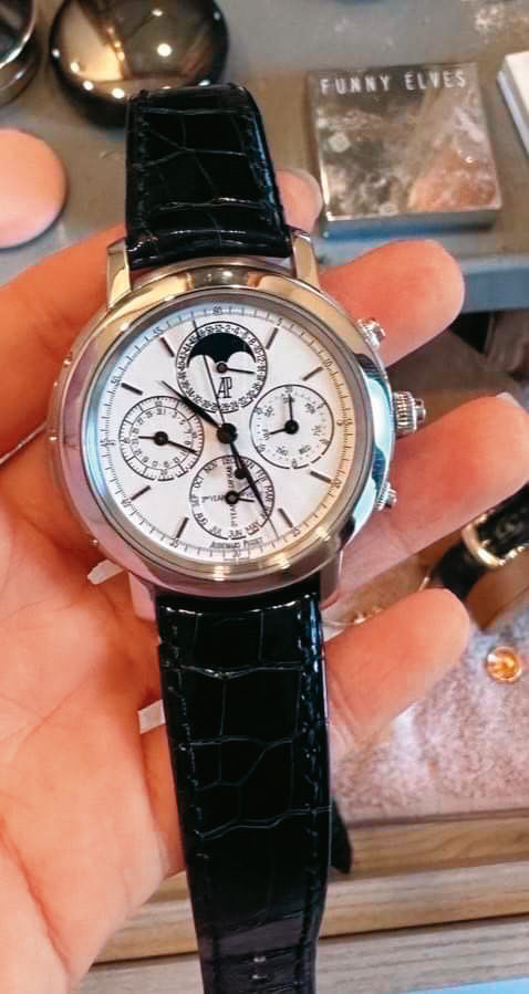要價700多萬元的AP名錶Jules Audemars Grand Complication，竟一度被吳取得並兜售。（讀者提供）