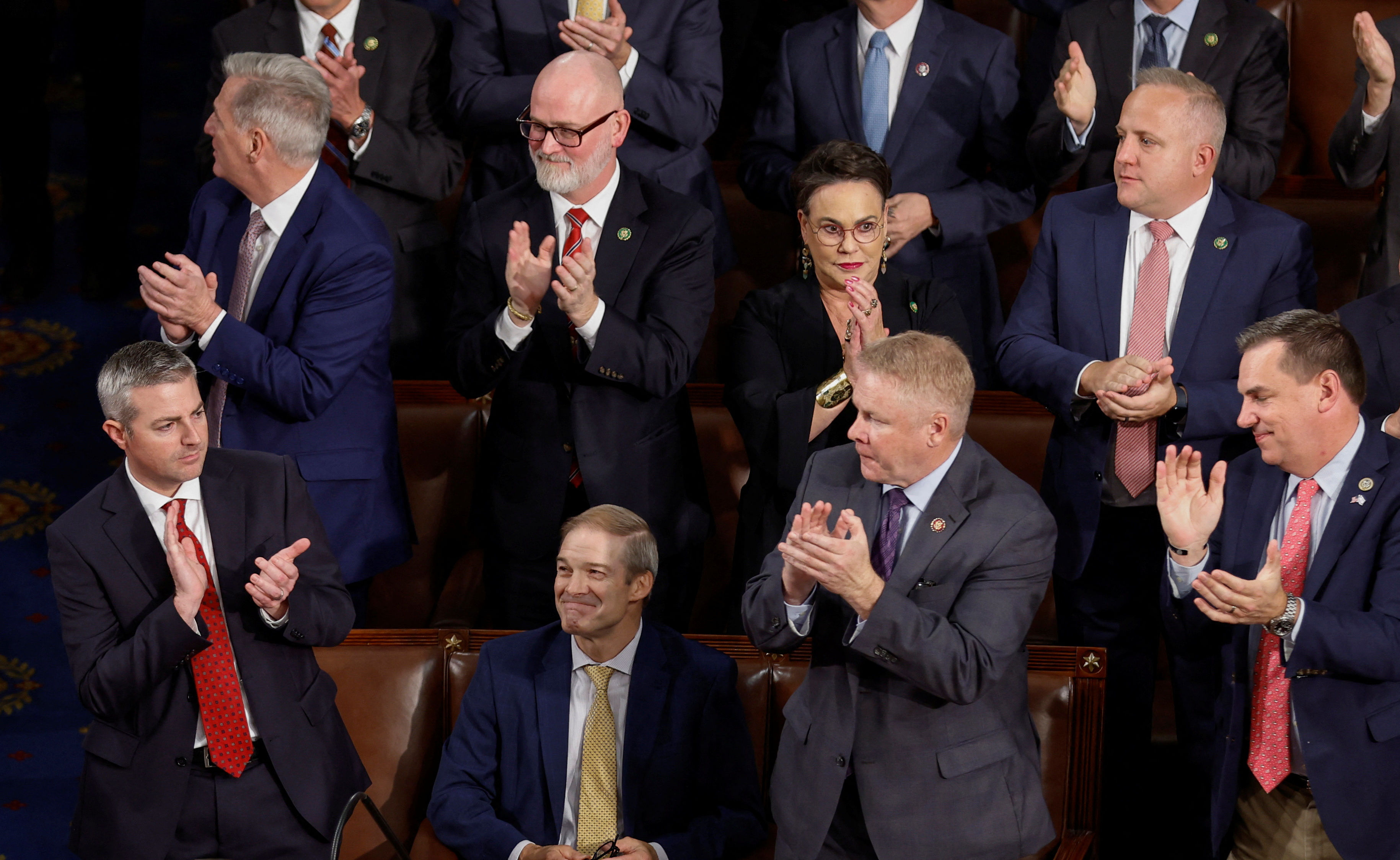 ▲川普盟友喬登（Jim Jordan）被提名角逐眾院議長，前議長麥卡錫（Kevin McCarthy）看向另一邊。（圖／路透）