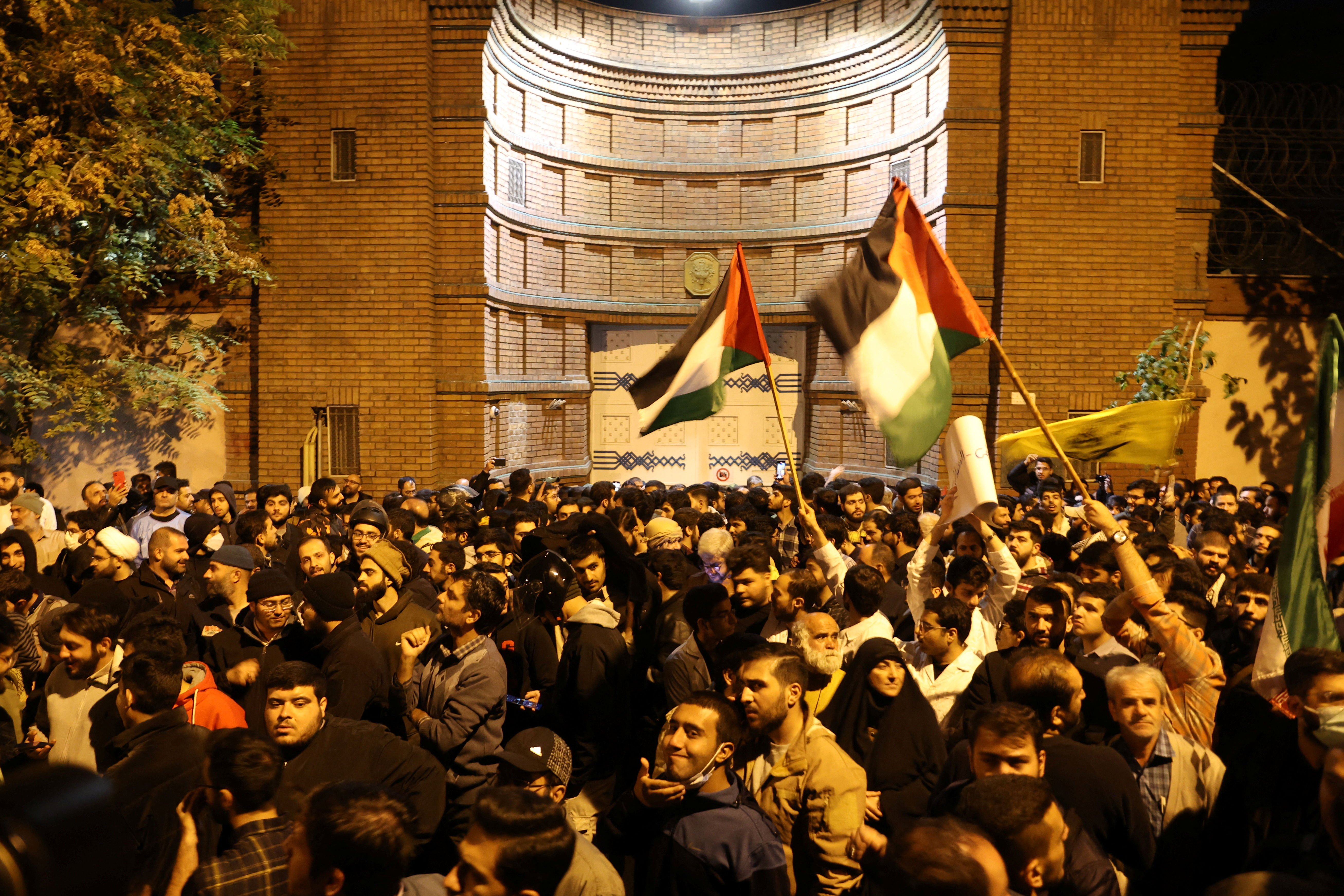 ▲▼加薩醫院遭轟炸，伊朗首都德黑蘭的法國大使館前出現反以色列抗議活動。（圖／路透）
