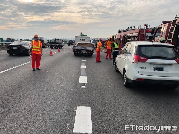 ▲國道3號南下51.8K處，發生一起3車追撞事故。（圖／記者陸運陞翻攝）