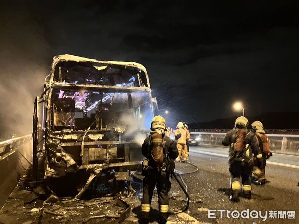 ▲▼國道1號五楊高架火燒車「遊覽車遭火吞噬」　車上15人驚險逃生。（圖／記者黃彥傑翻攝）