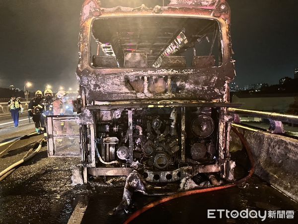 ▲▼國道1號五楊高架火燒車「遊覽車遭火吞噬」　車上15人驚險逃生。（圖／記者黃彥傑翻攝）