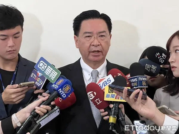 ▲▼吳釗燮接受媒體時事訪問。（圖／記者陳煥丞攝）