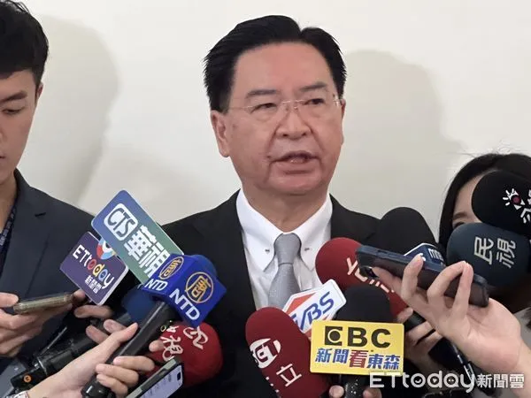 ▲▼吳釗燮接受媒體時事訪問。（圖／記者陳煥丞攝）