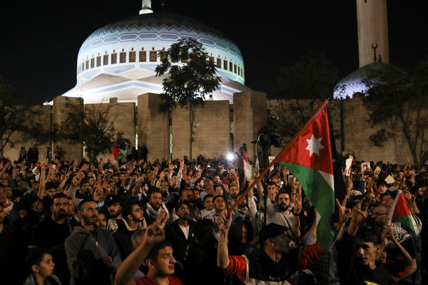 ▲▼約旦民眾聚集在清真寺外，聲援加薩的巴勒斯坦人。（圖／路透）