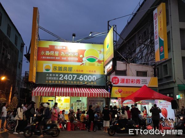 ▲▼3.16億頭獎得主包36萬感謝彩券行，老闆薛寶國湊足40萬再捐出。（圖／張芬郁提供，下同）