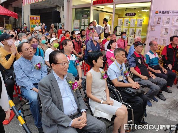 ▲▼3.16億頭獎得主包36萬感謝彩券行，老闆薛寶國湊足40萬再捐出。（圖／張芬郁提供，下同）