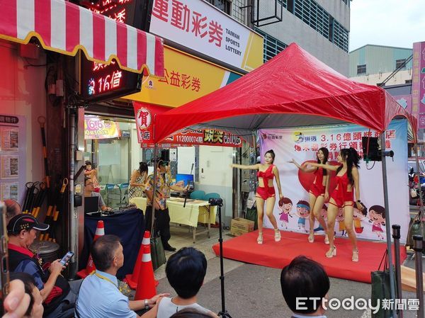 ▲▼3.16億頭獎得主包36萬感謝彩券行，老闆薛寶國湊足40萬再捐出。（圖／張芬郁提供，下同）