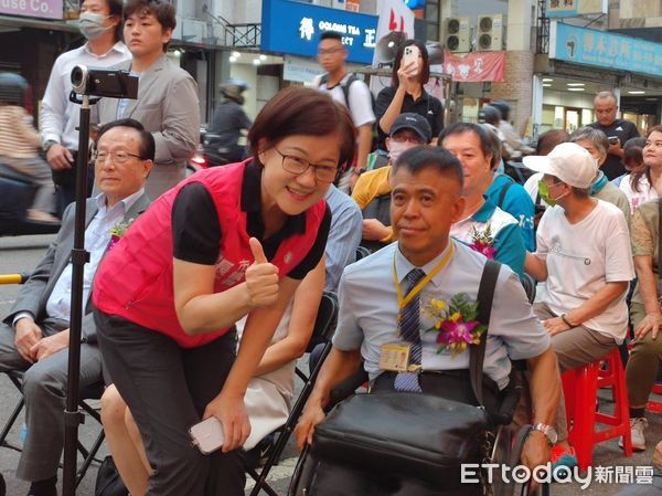 ▲▼3.16億頭獎得主包36萬感謝彩券行，老闆薛寶國湊足40萬再捐出。（圖／張芬郁提供，下同）