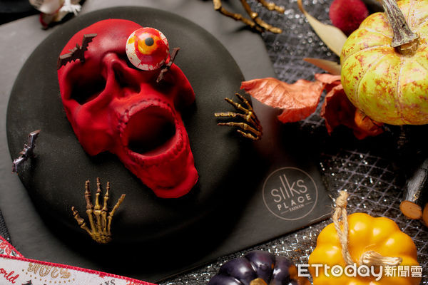 ▲台南晶英「骷髏驚魂夜」蛋糕，大紅色骷髏頭與黑色底座形成強烈對比。（圖／台南晶英提供）