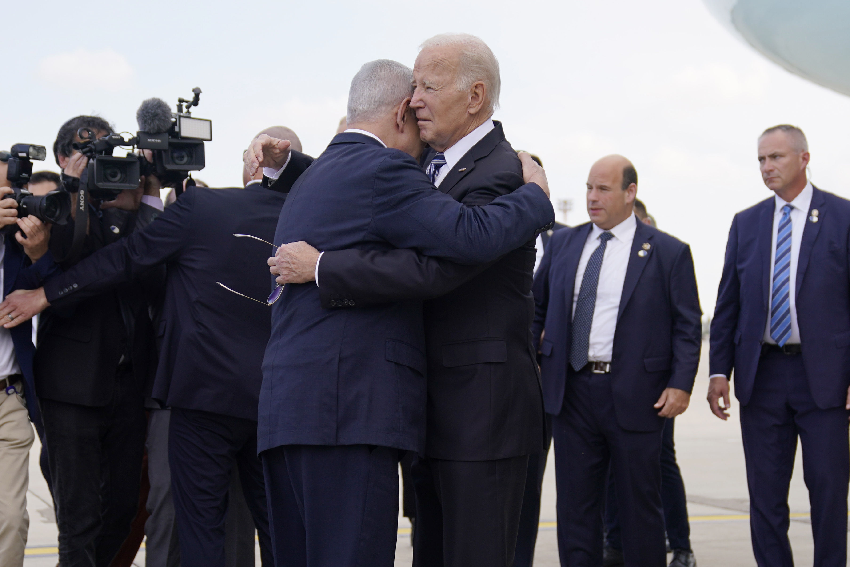 ▲美國總統拜登與以色列總理納坦雅胡（Benjamin Netanyahu）擁抱致意。（圖／達志影像／美聯社）