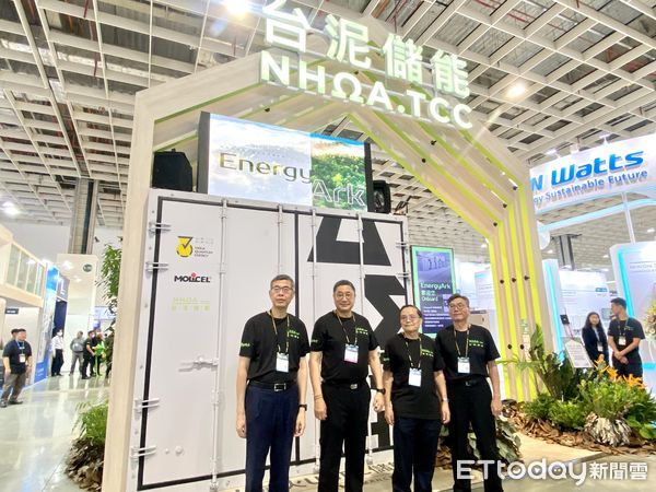 ▲台泥展示全球首個UHPC儲能櫃EnergyArk。（圖／記者廖婕妤攝）