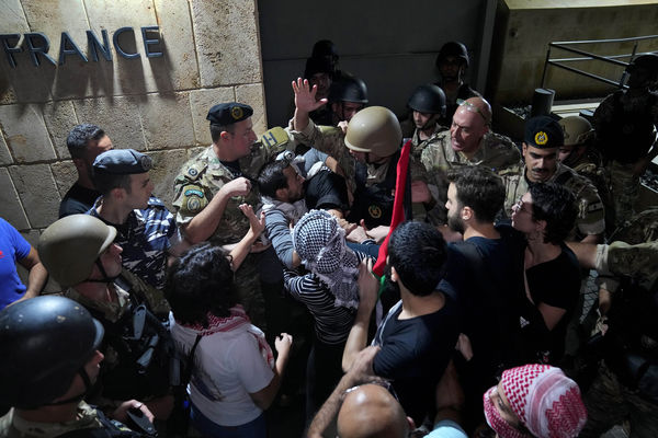 ▲▼黎巴嫩民眾聚集法國大使館外抗議，與安全部隊爆發衝突。（圖／達志影像／美聯社）