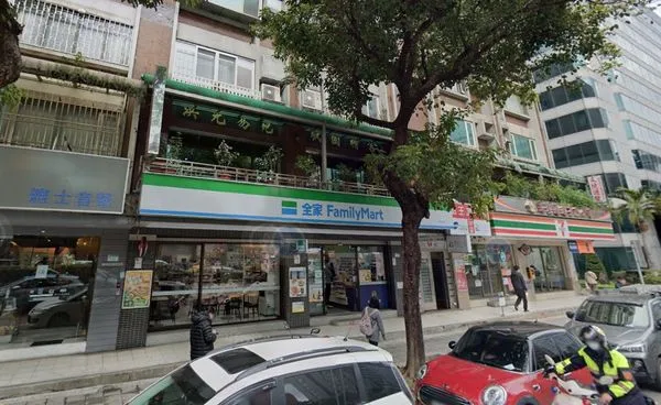 ▲▼中山區民生東路上的一家便利商店，近期以總價破億元成交。（圖／翻攝自Google Map）