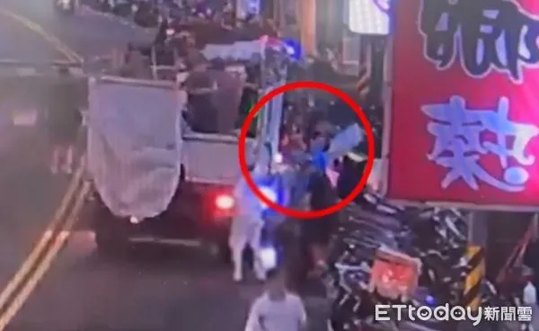 ▲▼ 草蓆未包垃圾袋遭拒！新莊男抓狂拿草蓆拋擲　狠砸中清潔員背部。（圖／記者戴上容翻攝）