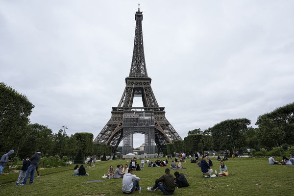 ▲▼艾菲爾鐵塔（Eiffel Tower）下方的戰神廣場（Champ-de-Mars）是國際知名景點。（圖／達志影像／美聯社）