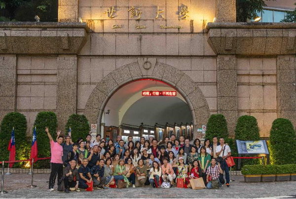 ▲ 曾國城（粉色衣者）找回同年入學的世新同學回母校參訪。（圖／世新大學提供）
