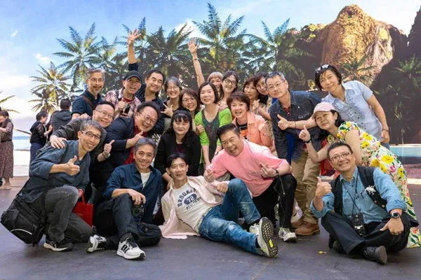 ▲ 世新傑出校友、知名主持人曾國城（前排右二）與同學成功籌辦同學會。（圖／世新大學提供）