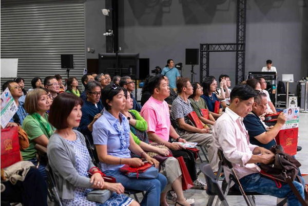 ▲ 曾國城（粉色衣者）與50多位同學對世新LVS智能攝製基地深感興趣。（圖／世新大學提供）