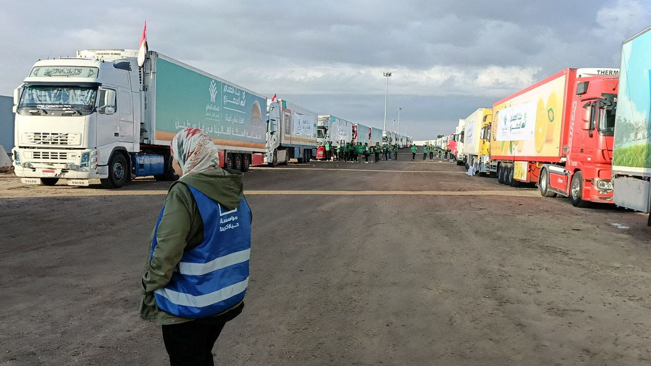 ▲載運人道救援物資的卡車在埃及／加薩邊境等待。（圖／路透）