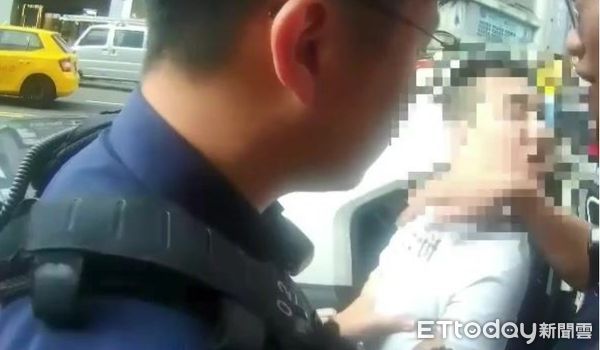 ▲▼攙扶詹男的友人（黑衣）看著他被警方逮捕。（圖／記者戴上容翻攝）