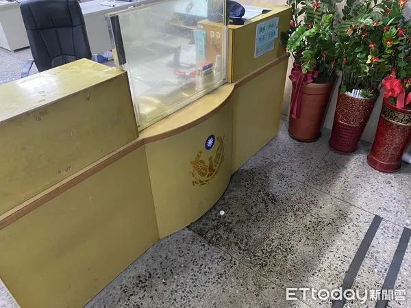 ▲▼             基隆一名59歲朱姓男子跑到警局借錢遭拒，憤而潑灑汽油遭逮。（圖／記者郭世賢翻攝）