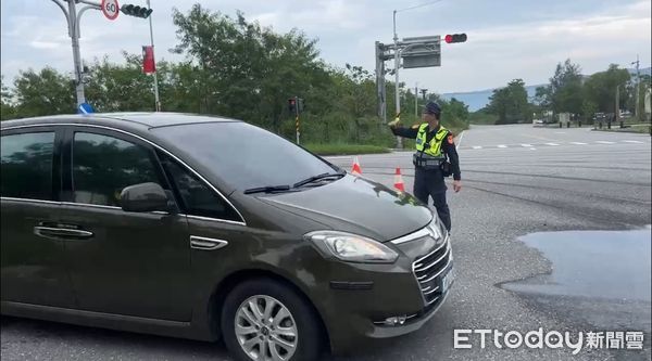 ▲▼大貨車因爆胎失控翻覆，所幸駕駛未受傷自行脫困。（圖／鳳林警分局提供，下同）