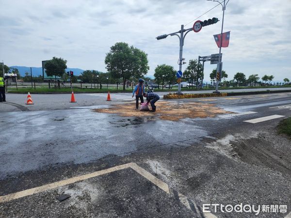 ▲▼大貨車因爆胎失控翻覆，所幸駕駛未受傷自行脫困。（圖／鳳林警分局提供，下同）